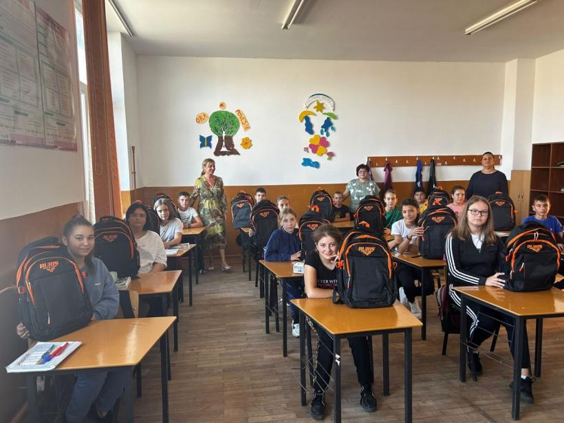 5.320 de elevi de gimnaziu din 20 de județe ale țării un început noul an școlar cu ghiozdane și rechizite noi oferite în dar de Fundația Mereu Aproape și de compania RURIS 18861223