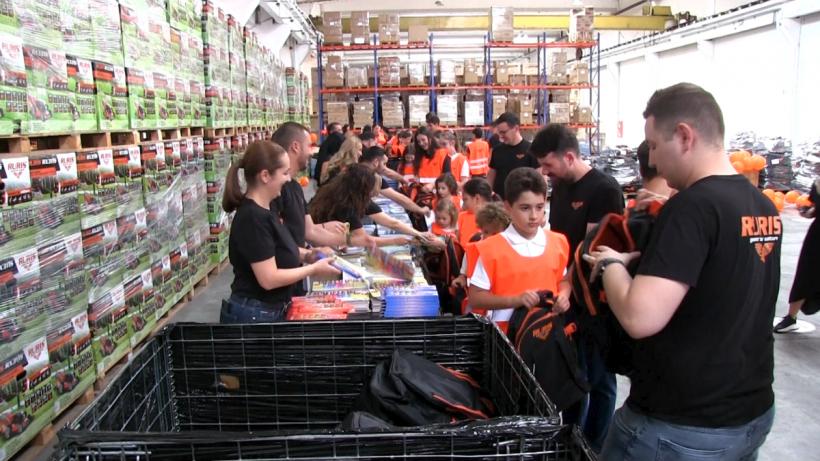 5.320 de elevi de gimnaziu din 20 de județe ale țării un început noul an școlar cu ghiozdane și rechizite noi oferite în dar de Fundația Mereu Aproape și de compania RURIS 18861225