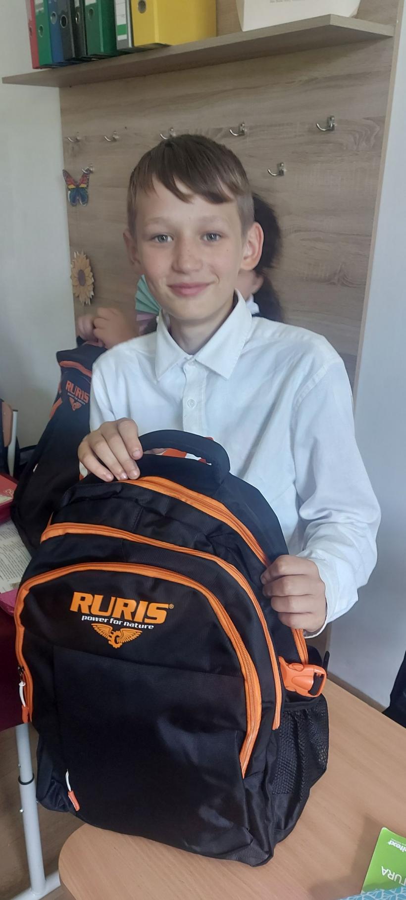 5.320 de elevi de gimnaziu din 20 de județe ale țării un început noul an școlar cu ghiozdane și rechizite noi oferite în dar de Fundația Mereu Aproape și de compania RURIS 18861226