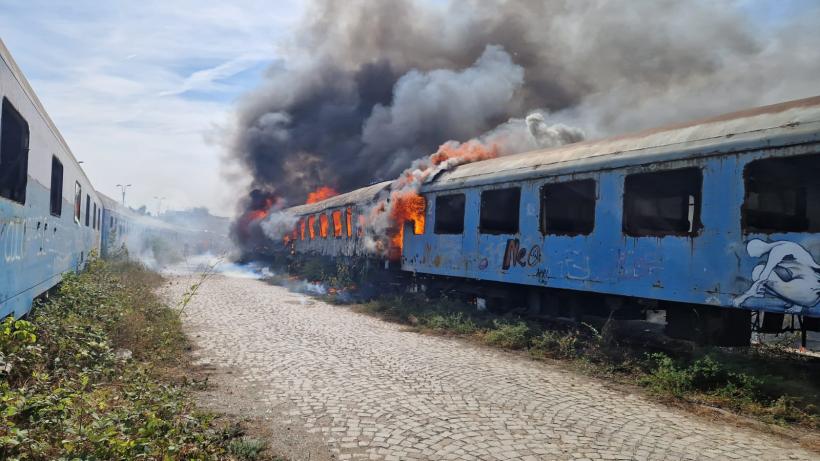 Update Incendiu în stația București Basarab. Trei vagoane dezafectate au luat foc 