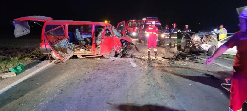 Accident GRAV în Brașov, cu persoane ÎNCARCERATE. Un microbuz s-a ciocnit cu un autoturism