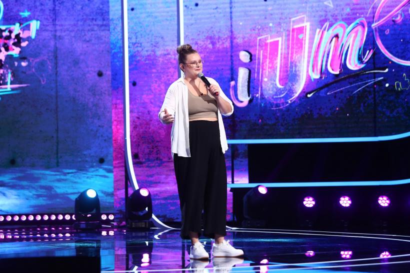 Hannah Becker, din SUA direct pe scena iUmor. Bordea: „Ești o comediantă asumată și te felicit pentru treaba asta!” 18861449