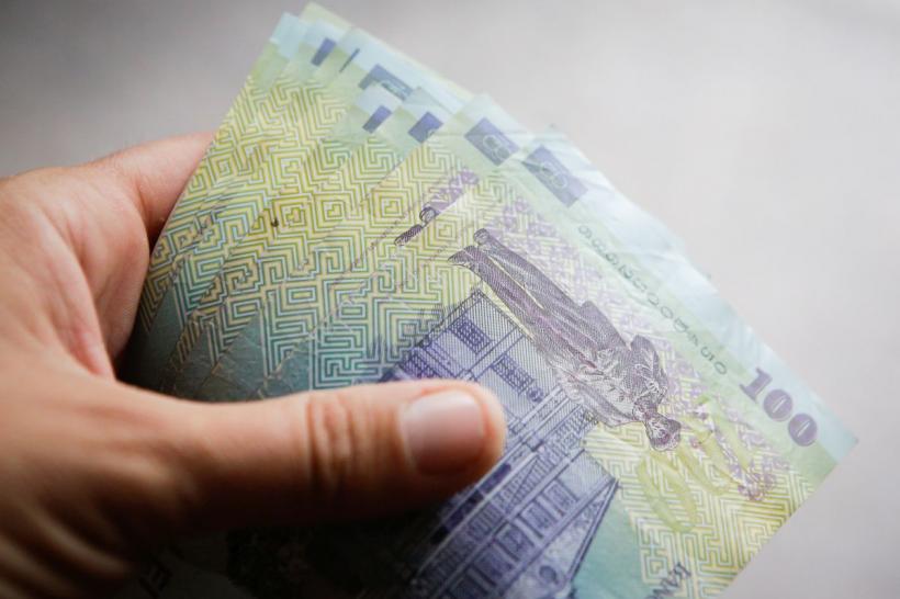 Umbli cu bani cash? Statul te pedepsește 18861332