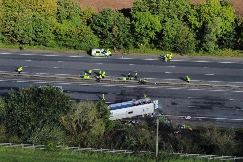 O fată de 14 ani și șoferul au murit după ce un autobuz școlar s-a răsturnat pe autostradă