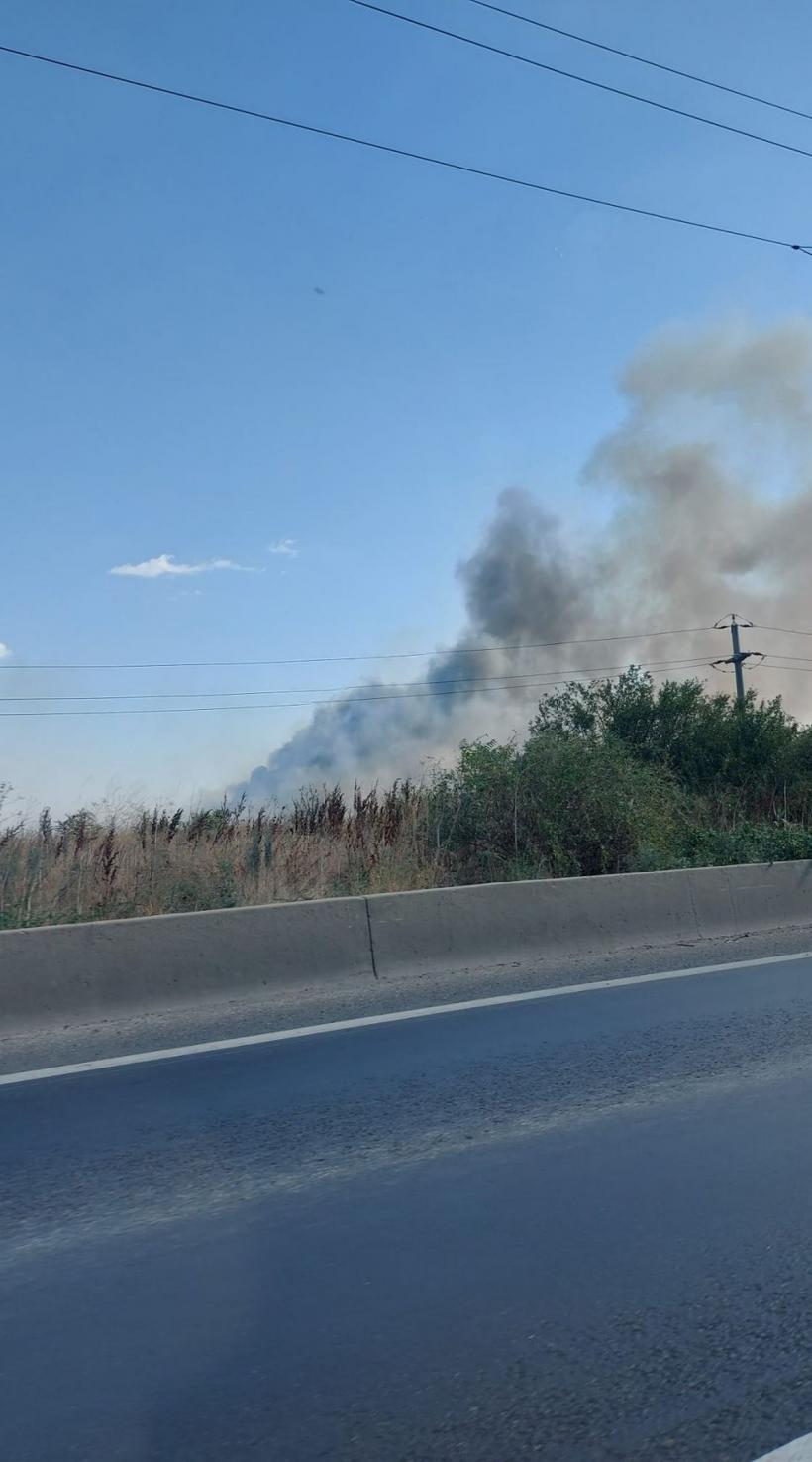 Incendiu puternic lângă Capitală. Ard peste 10.000 de metri de vegetație uscată