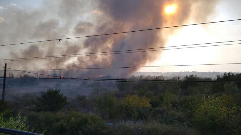 Zece autospeciale ale pompierilor intervin pentru stingerea incendiului din Buftea 18861832