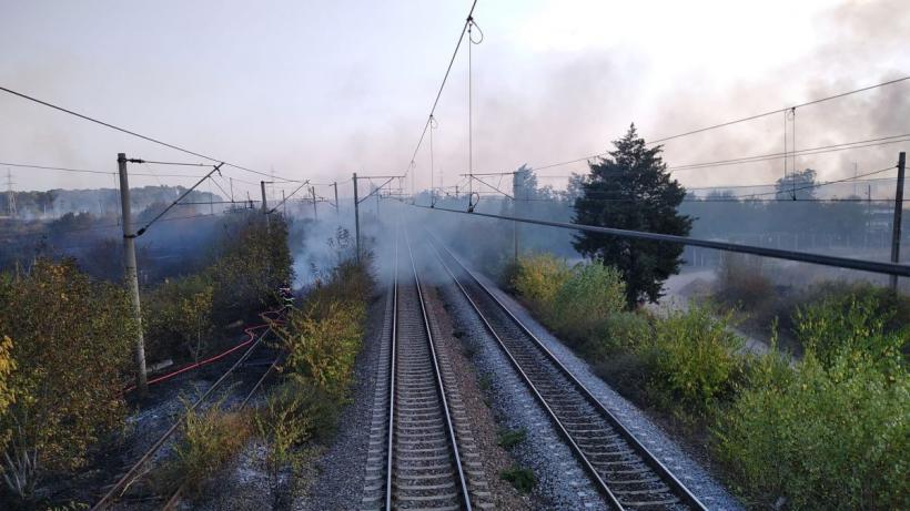 Zece autospeciale ale pompierilor intervin pentru stingerea incendiului din Buftea 18861833