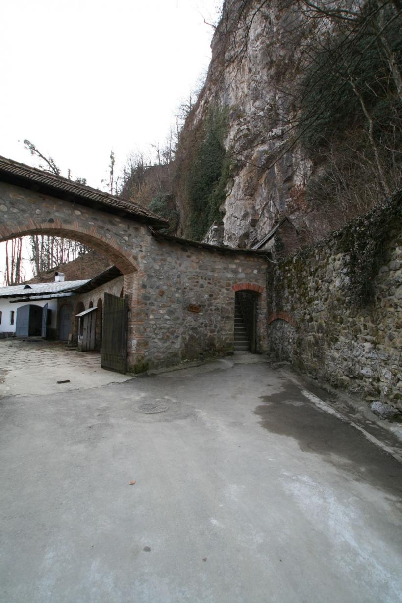 Operațiunea „Neptun”: 190 de tone de aur, ascunse la mănăstire 18861962