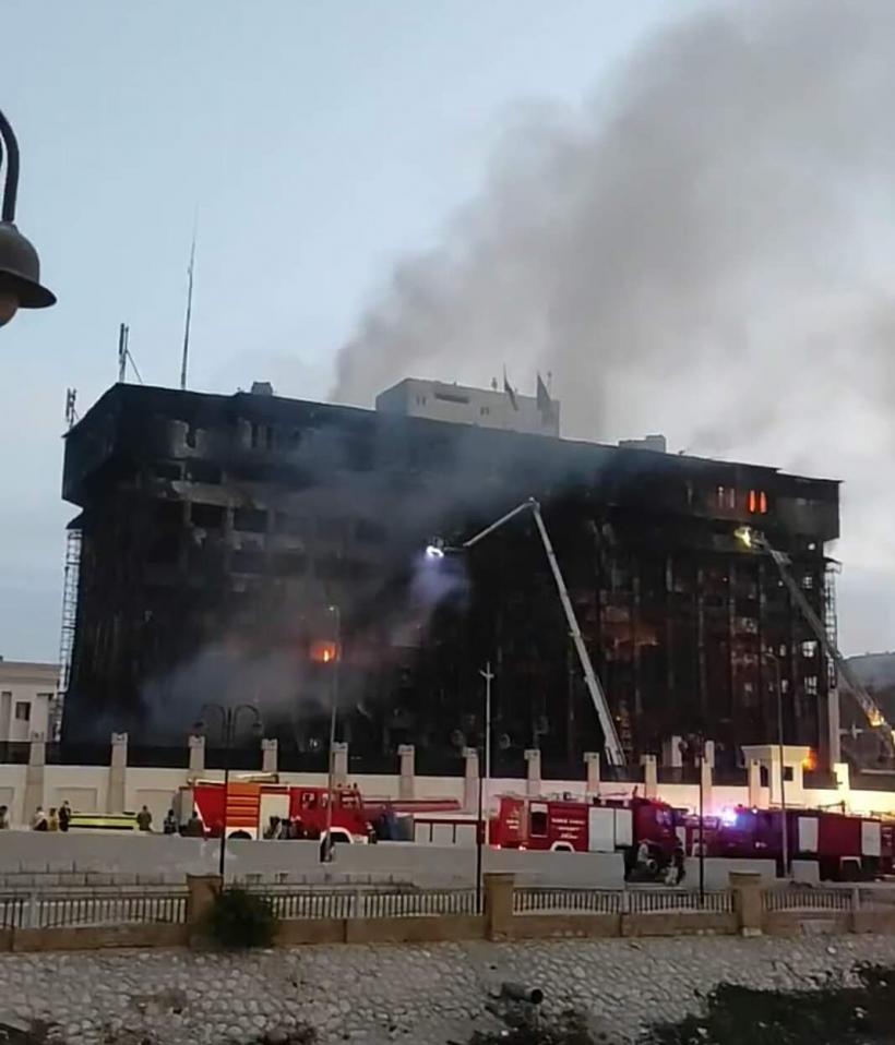 Incendiu uriaș la sediul poliției din orașul egiptean Ismailia. Fațada clădirii s-a prăbușit 18862019