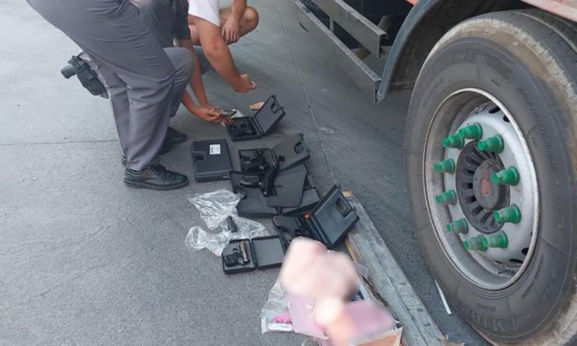 Peste 1.500 de arme neletale, descoperite de polițiștii de frontieră într-un camion, la Isaccea