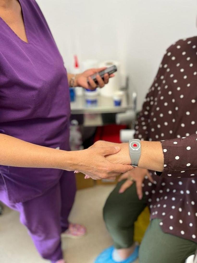 Seniorii din Sectorul 1 monitorizați prin sistemul de asistență medicală „Brățara Vieții” 18862440