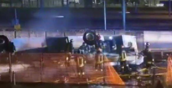 Tragedie de proporții în Italia: Un autocar a căzut de pe un pasaj rutier lângă Veneția. Sunt zeci de morți și răniți 18862480