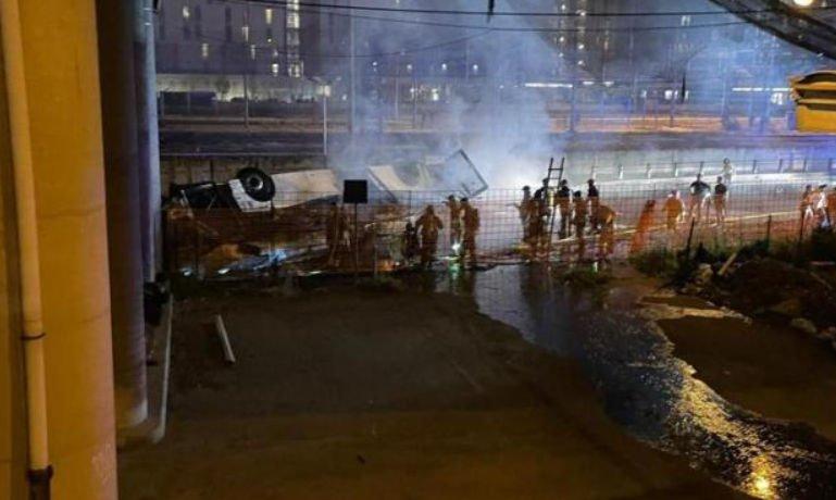 Tragedie de proporții în Italia: Un autocar a căzut de pe un pasaj rutier lângă Veneția. Sunt zeci de morți și răniți 18862481