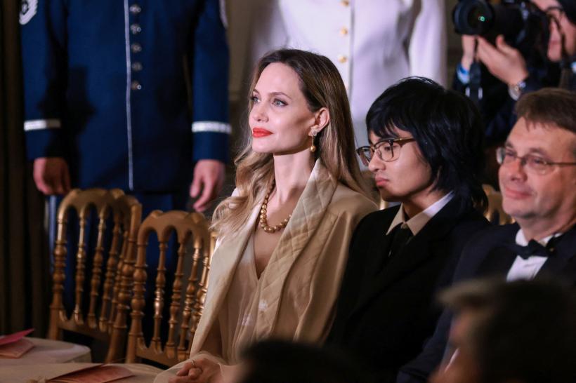 Angelina Jolie debutează în industria modei. Hub cultural în atelierul de croitorie