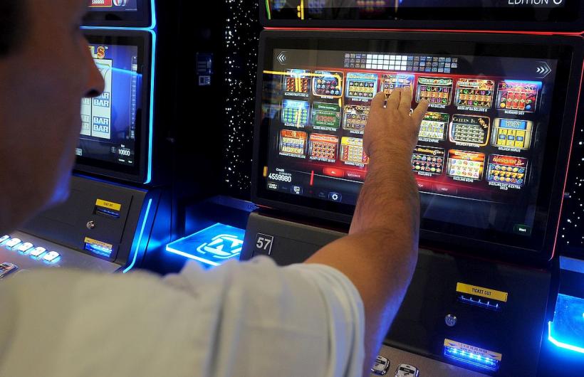 Guvernul vrea mai mulți bani din jocurile de noroc. Păcănelele vor fi interzise în baruri 