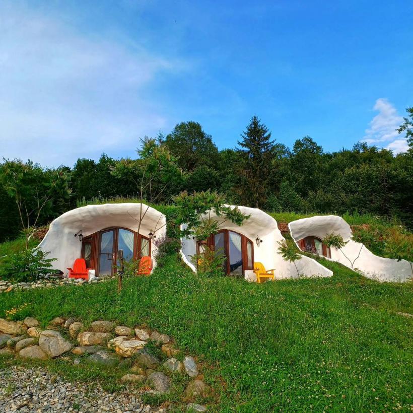 Locul de poveste din România unde se află căsuțele de hobbit 18862757