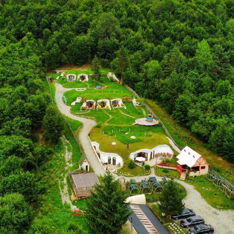 Locul de poveste din România unde se află căsuțele de hobbit 18862758