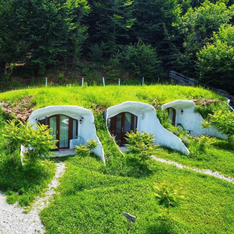 Locul de poveste din România unde se află căsuțele de hobbit 18862759