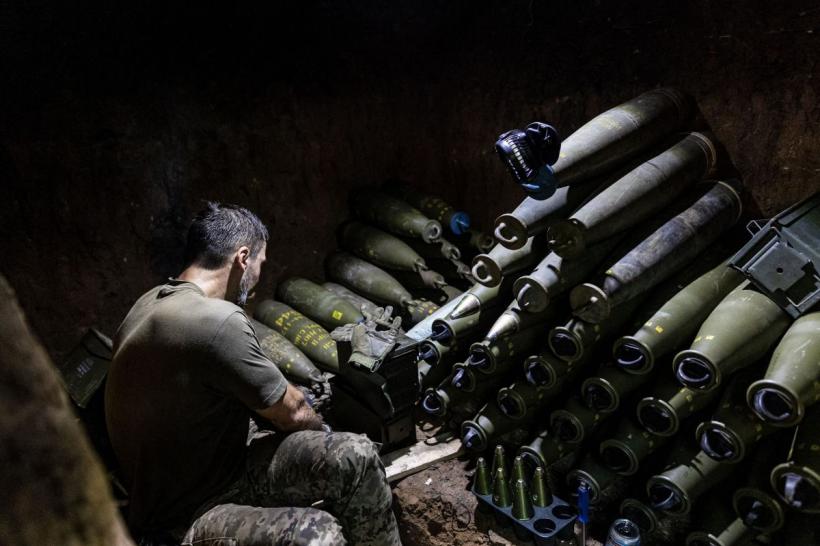 Avertisment NATO: Rezervele de muniție pentru Ucraina, la fundul sacului