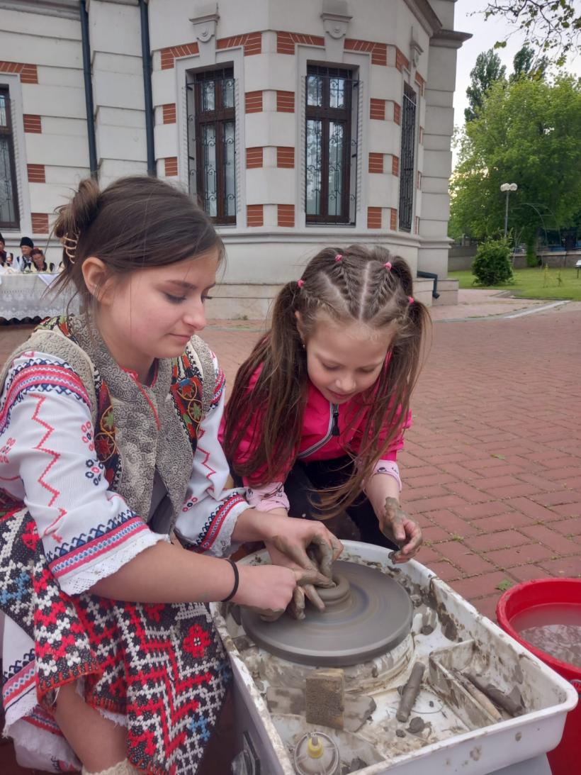 Acasă peste Prut: Moldoveni de pe ambele maluri sărbătoresc tradițiile și cultura noastră comună, la Galați 18862849