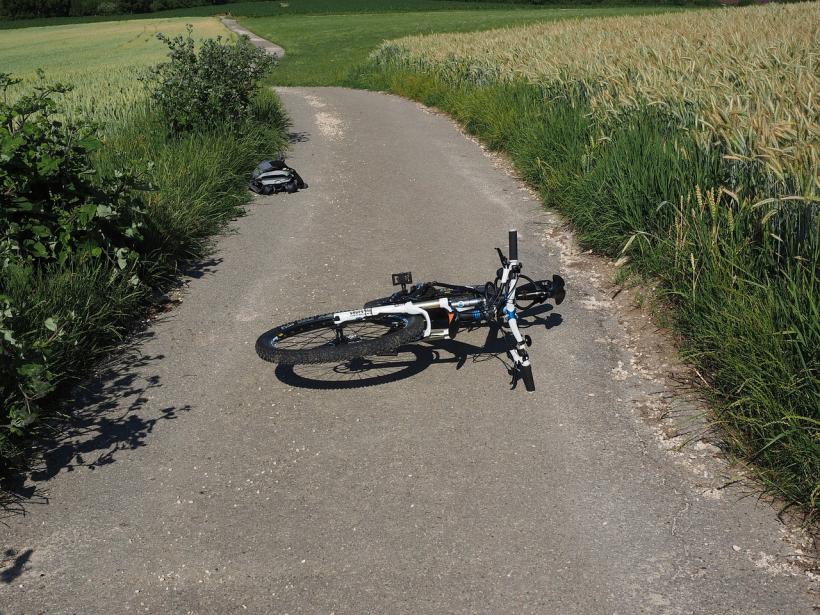 Un bărbat de 68 de ani făcut infarct și a murit când a lovit un biciclist în județul Hunedoara