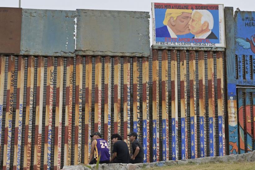 Biden muncește la „Zidul lui Trump”