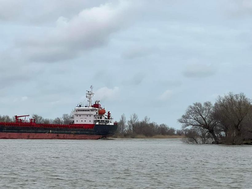O navă de marfă turcească a lovit o mină marină în apropiere de Sulina 18862858