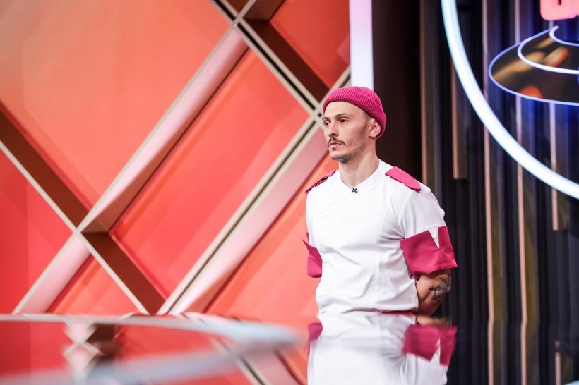 Concurent salvat de la eliminare la Chefi la cuţite, într-o ediţie lider de audienţă. Chef Dumitrescu şi-a folosit o amuletă importantă  18863301