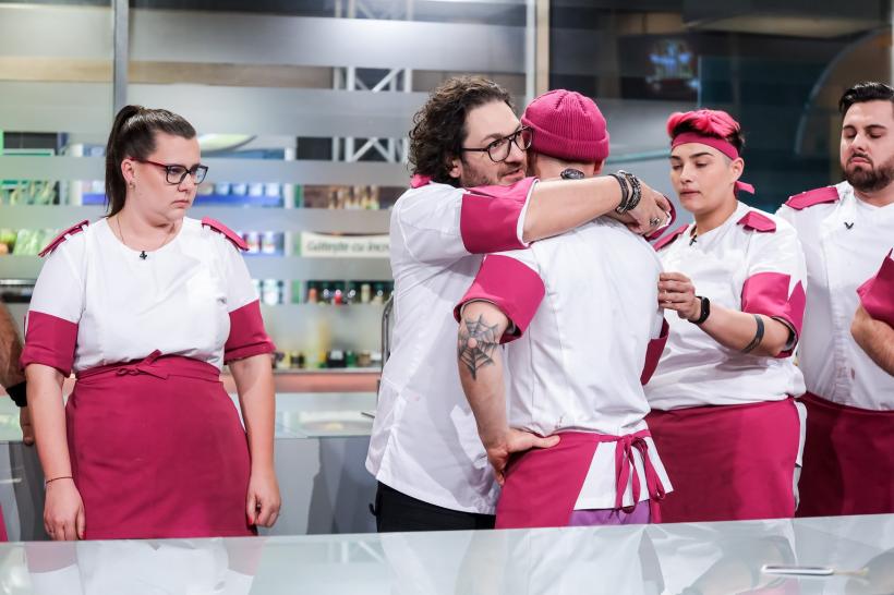 Concurent salvat de la eliminare la Chefi la cuţite, într-o ediţie lider de audienţă. Chef Dumitrescu şi-a folosit o amuletă importantă  18863305