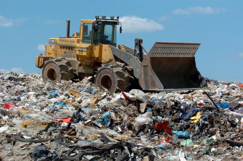 Lăcomia murdărește România: 10.000 € câștig pe camionul de gunoi importat și aruncat pe câmp