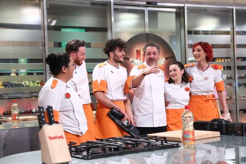 Deznodământ surprinzător aseară, la Chefi la cuțite într-o ediţie lider de audiență şi care a înregistrat un nou record în acest sezon. Alex Bunea trece din echipa lui Amanita Regală în echipa Saint Tropez 18863581