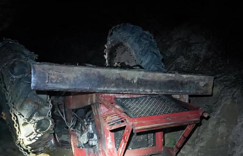 Accident feroviar: utilaj care tracta un microbuz, condus de un bărbat beat și fără permis, lovit de tren 18863839