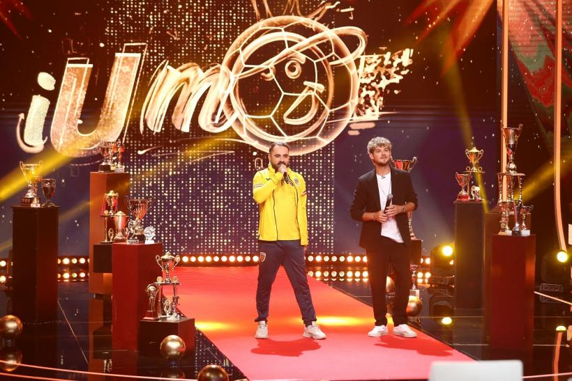 Adrian Păunescu, moment fabulos interpretat de actorul Radu Pietreanu, pe scena iRoast  ,,Vino, Gică, să fii, încă o dată erou, România s-o faci, campioană din nou!’’ 18863800