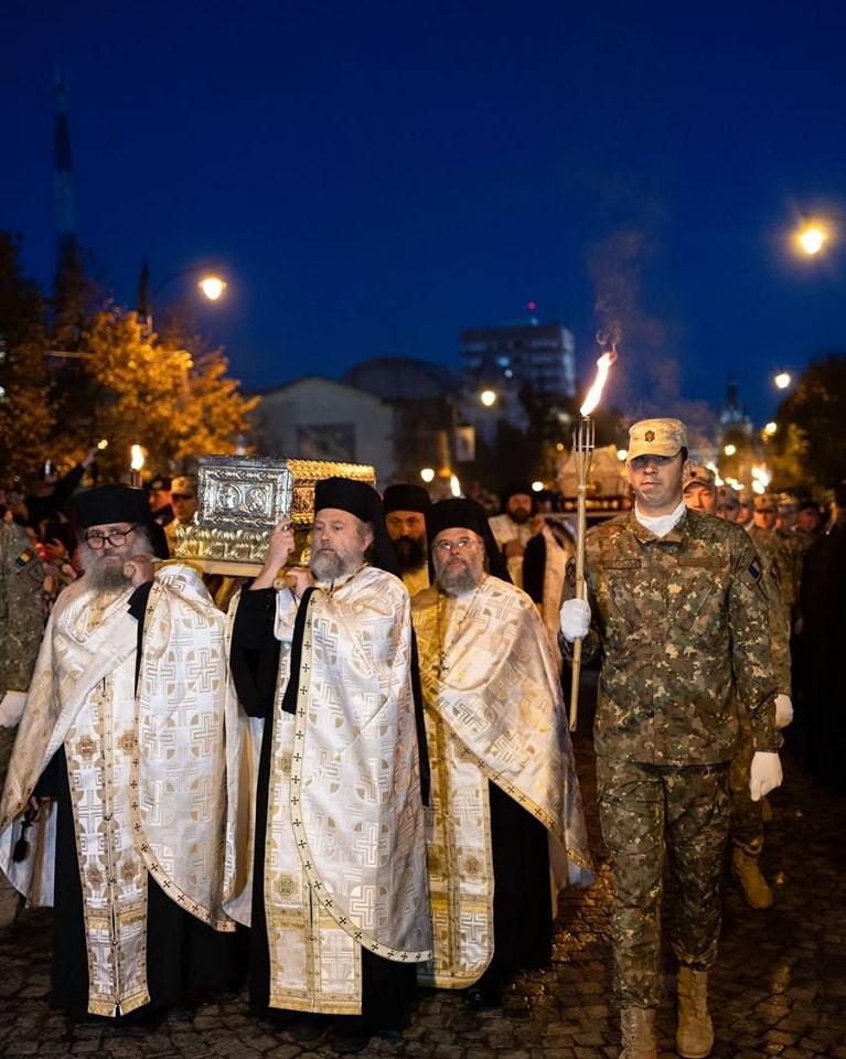 Pelerinaj la Iași. 86.000 de pelerini au trecut prin fața raclei Sfintei Cuvioase Parascheva 18863660