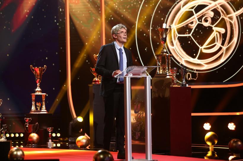 Ladislau Bölöni, roast de zile mari pe scena iRoast, astăzi, de la 20:30, la Antena 1. „Eu antrenez pe FC Metz și, nu că mă dau mare, dar voi mergeți în Franța doar când pleacă poliția din parcuri, să faceți alba-neagra!” 18863922