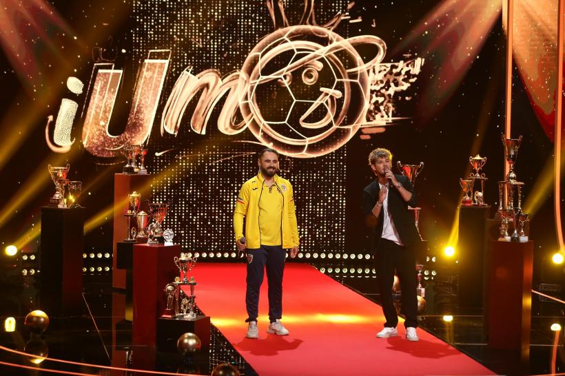 Ladislau Bölöni, roast de zile mari pe scena iRoast, astăzi, de la 20:30, la Antena 1. „Eu antrenez pe FC Metz și, nu că mă dau mare, dar voi mergeți în Franța doar când pleacă poliția din parcuri, să faceți alba-neagra!” 18863924