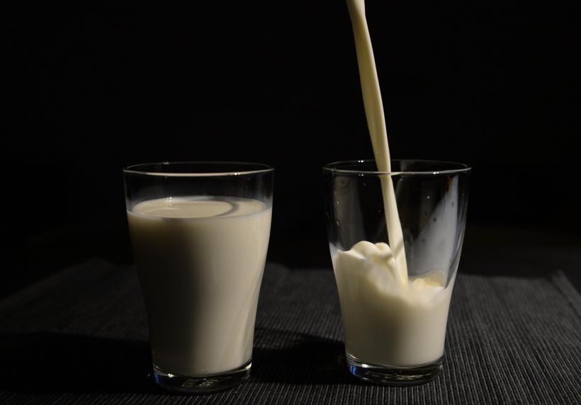 Lapte de ovăz versus lapte de migdale. Ce alegem?