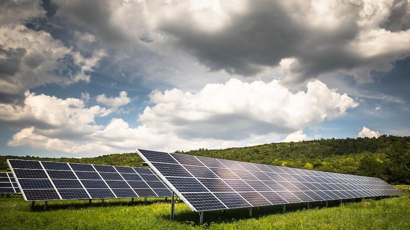 Premieră națională într-un oraș din România: se construiește un parc solar uriaș. Cine sunt investitorii?