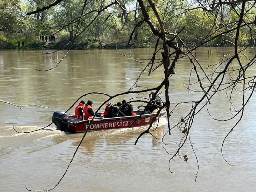 Cadavrul găsit pe 16 august în râul Mureș este al fetiței de 7 ani, aflată în barca răsturnată la Semlac
