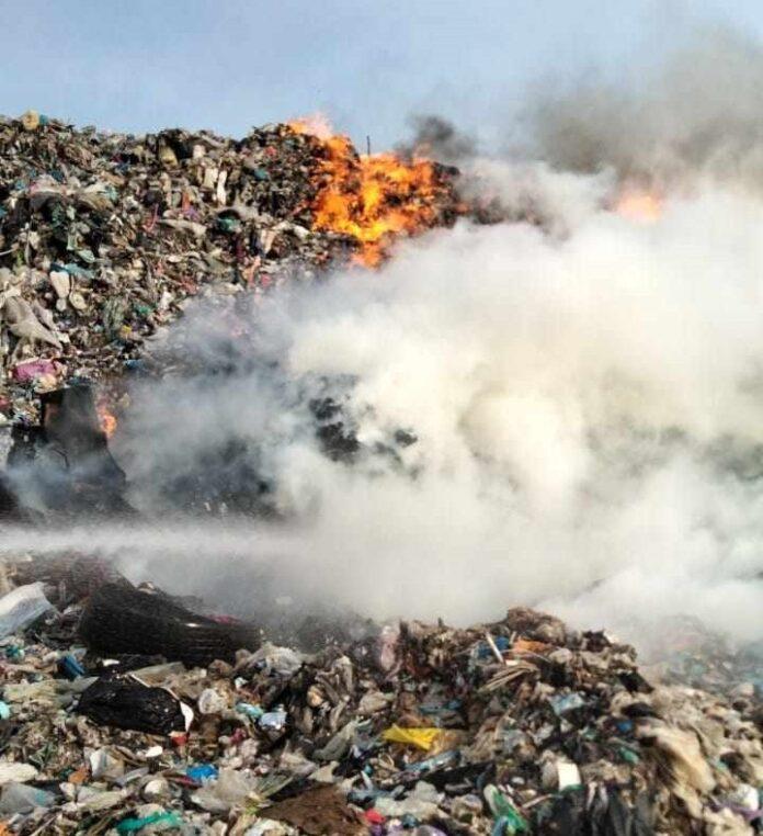 Arde o groapă de gunoi din Dâmbovița. Incendiul este al doilea din această săptămână