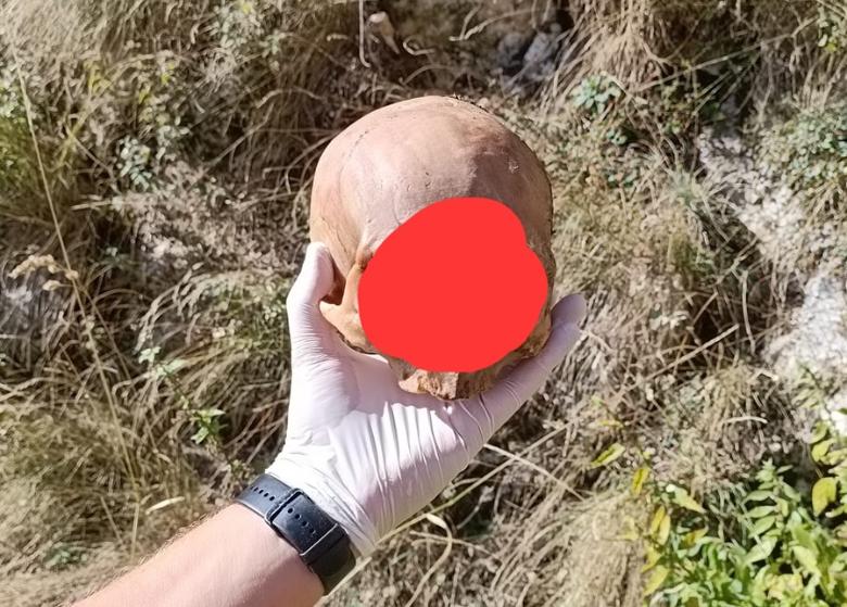 Oase umane și haine, găsite într-o zonă muntoasă din Vâlcea: Persoana a dispărut în luna august în zonă mănăstirii Pătrunsa 18864316