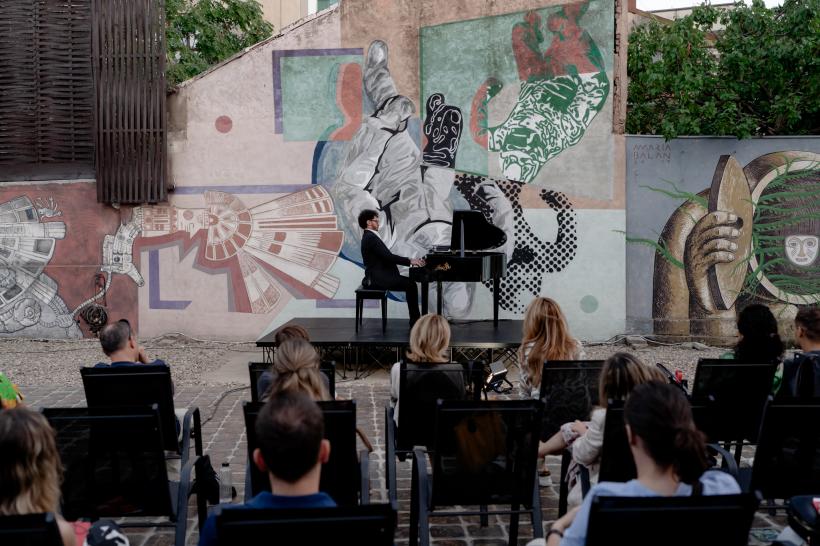 Pianistul Cătălin Răducanu va încheia la Ateneul Român, pe 24 octombrie, Turneul Național Un artist, un pian și un țambal  - clasic, jazz, folclor 18864075