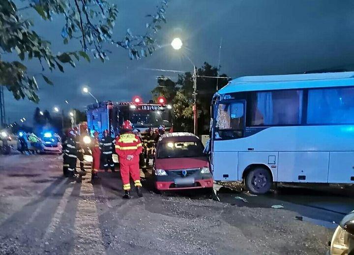 Accident între o autobasculantă și un microbuz pe DN 7 București - Titu. Traficul este blocat. 