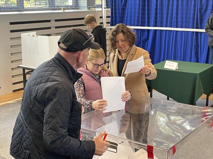 Alegeri sub amenințarea bombelor: Alerte în trei secții de votare din Varșovia 18864469