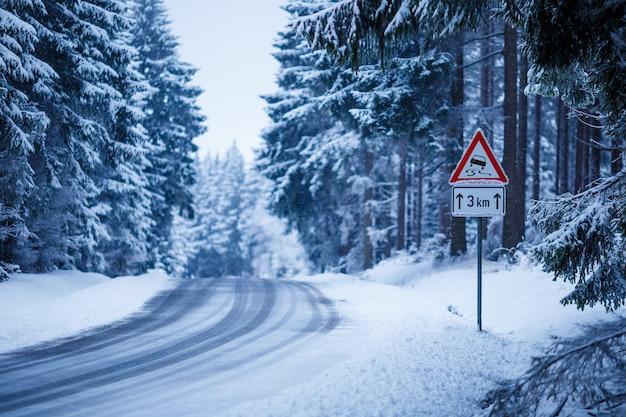Cum să conduci în siguranță pe drumuri acoperite cu gheață și zăpadă? 