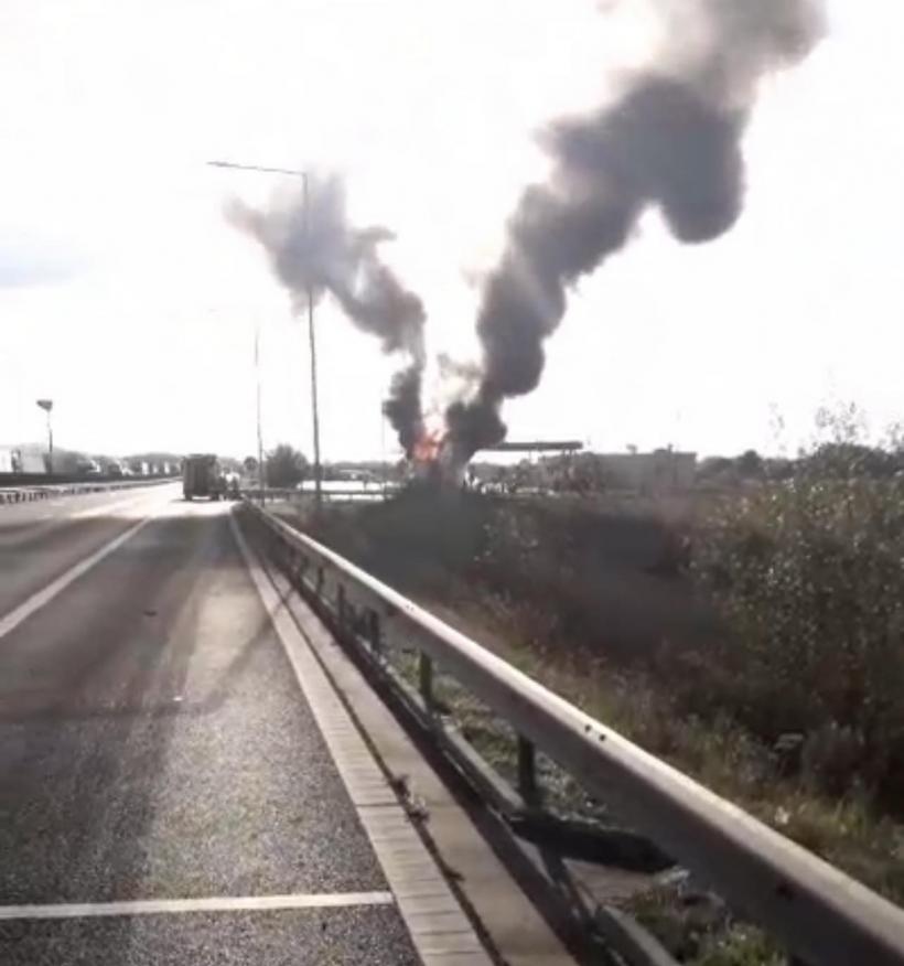 Un TIR a luat foc pe Autostrada A1, în județul Timiș