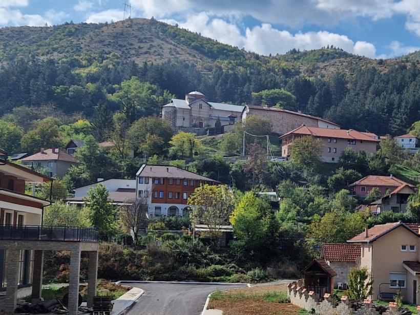 Reportaj EXCLUSIV: Locul în care românii sunt iubiți, doctorul vrea un aruncător de grenade și slănina e adusă prin contrabandă 18864450