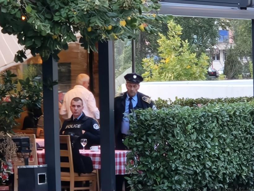 Reportaj EXCLUSIV: Locul în care românii sunt iubiți, doctorul vrea un aruncător de grenade și slănina e adusă prin contrabandă 18864451