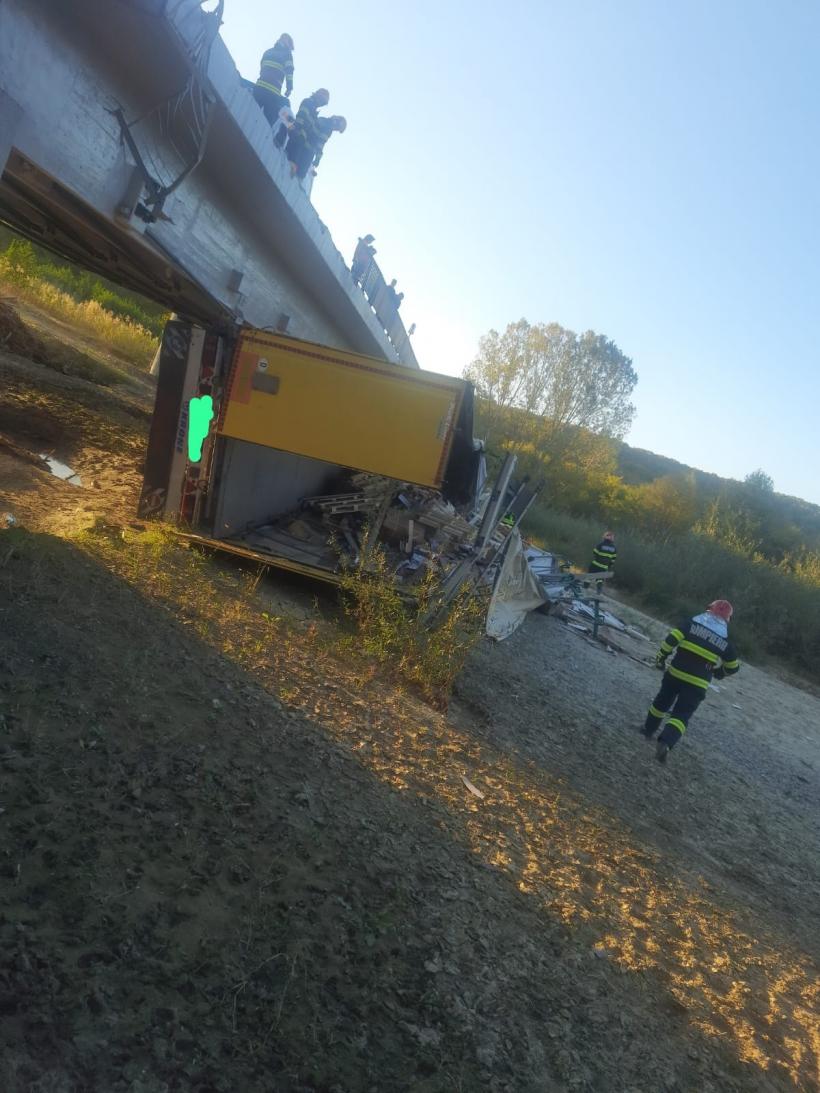 Vâlcea: Un TIR care transporta gresie a căzut de pe pod