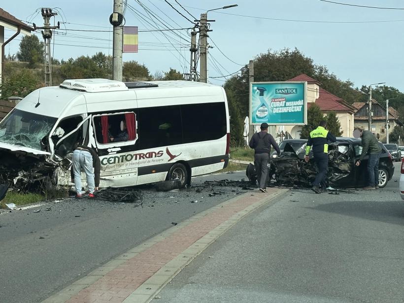 Accident grav pe DN 1 Turda-Cluj-Napoca. Un autoturism s-a ciocnit de un microbuz de călători, în care se aflau aproximativ 10 pasageri